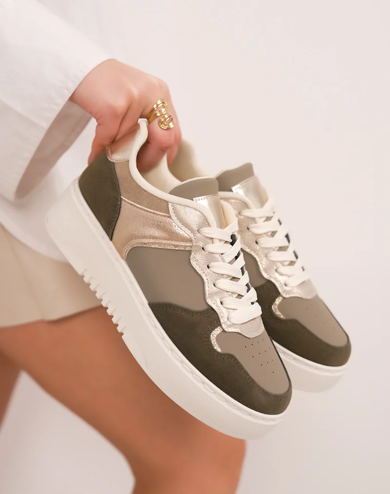 Baskets femme kaki à détail doré métallisé et semelle blanche épaisse