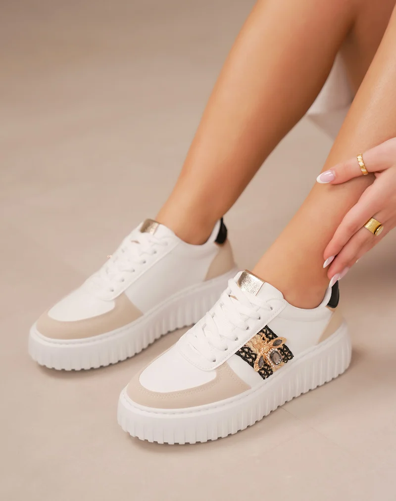 Baskets femme blanches à détails osier, suédine beige et bijou abeille doré