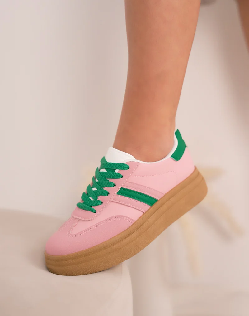Baskets femme roses à triple semelle camel avec détails vert sapin tendance