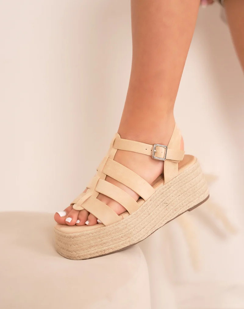 Sandales compensées femme beige en suédine avec multiples brides et semelle effet corde