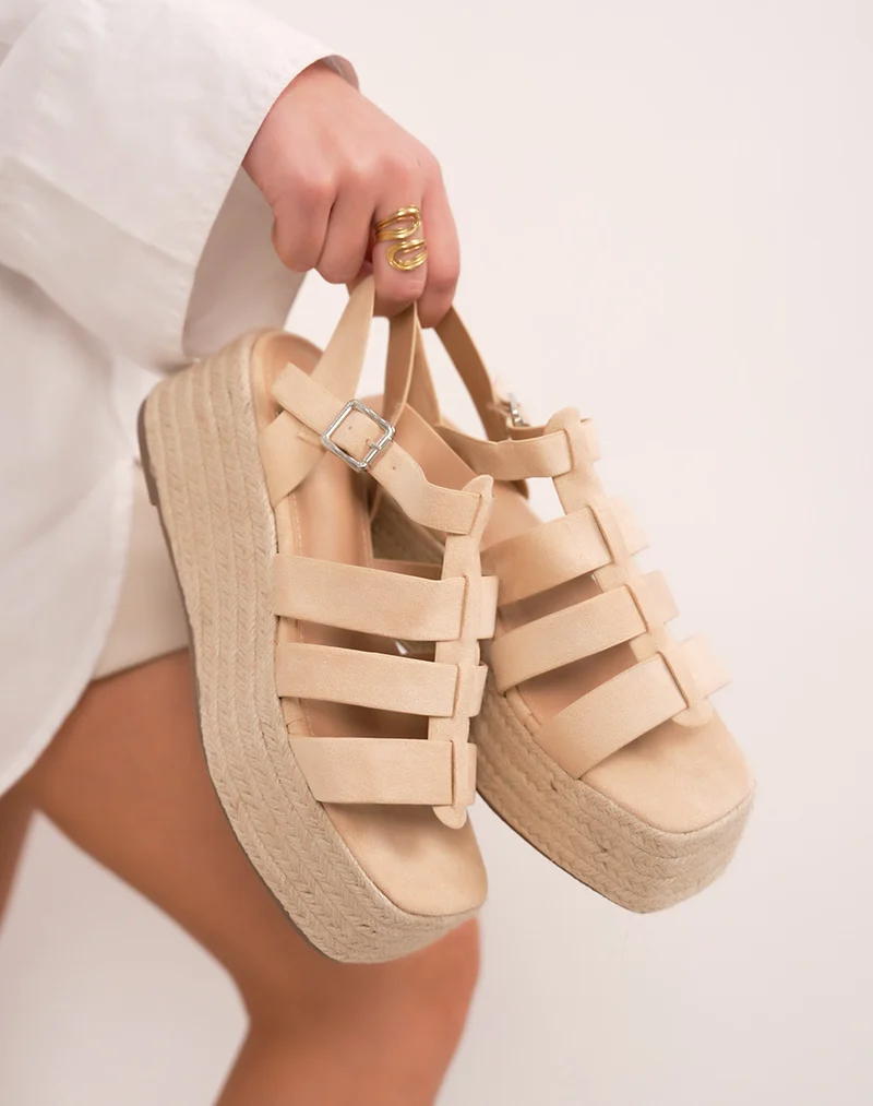 Sandales compensées femme beige en suédine avec multiples brides et semelle effet corde