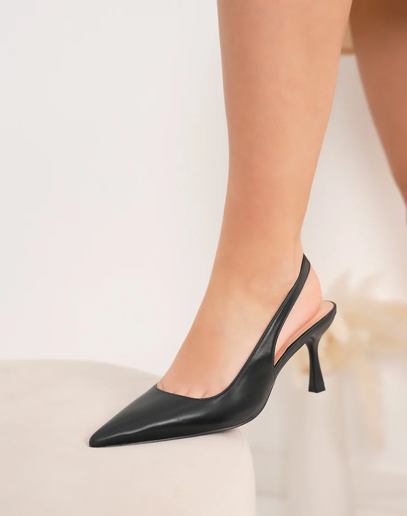 Escarpins femme noirs à bout pointu avec lanière arrière et talon fin