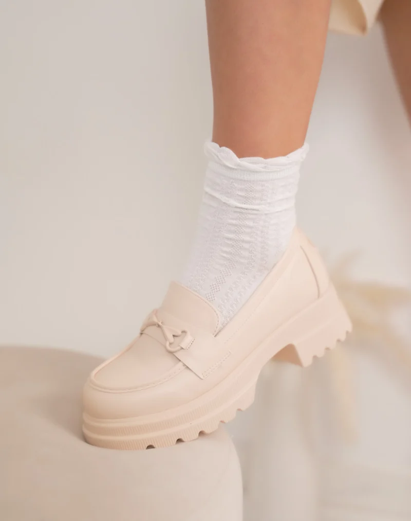 Mocassin femme beige à bijou noir, détail cœur rouge et semelle crantée