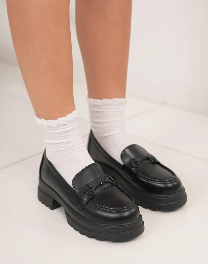Mocassin femme noir à bijou ton sur ton avec détail cœur rouge et semelle crantée