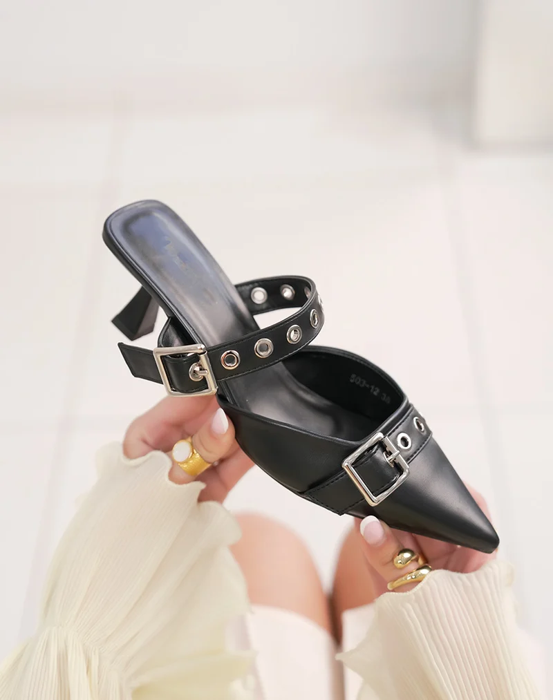 Escarpins femme noirs à bout pointu élégants avec brides argentées et talon