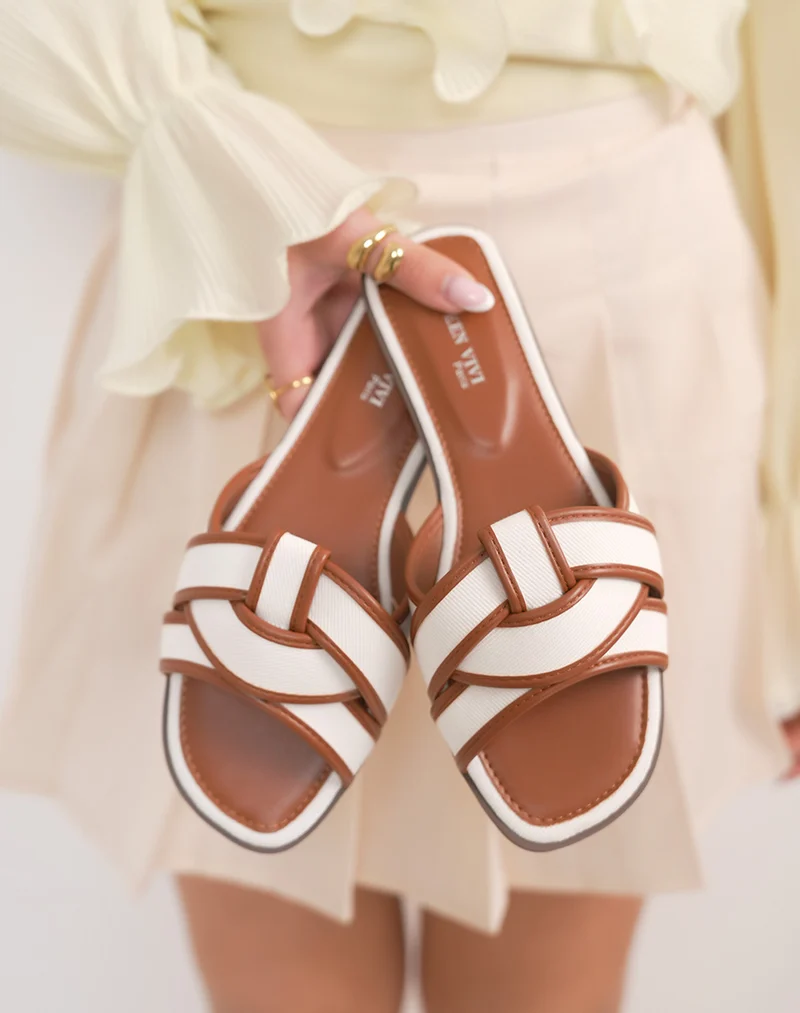 Mules femme blanches plates élégantes avec bride nouée effet tissé camel