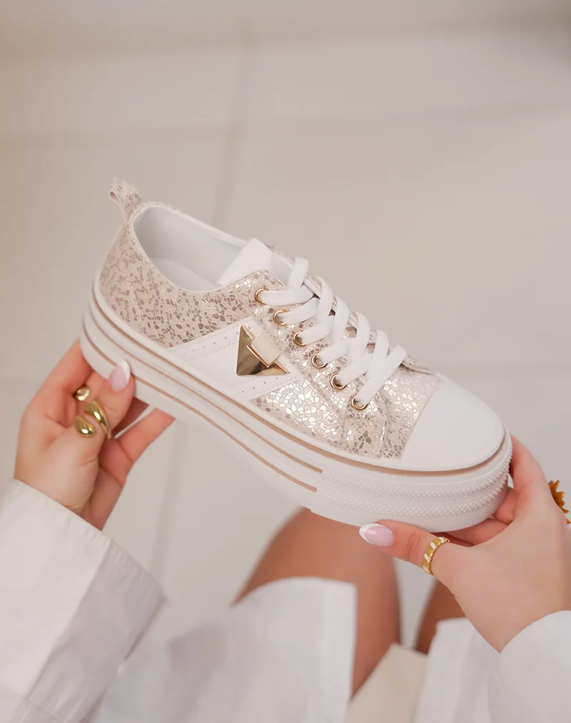 Baskets femme champagne doré tendance avec bijou triangle et plateforme blanche