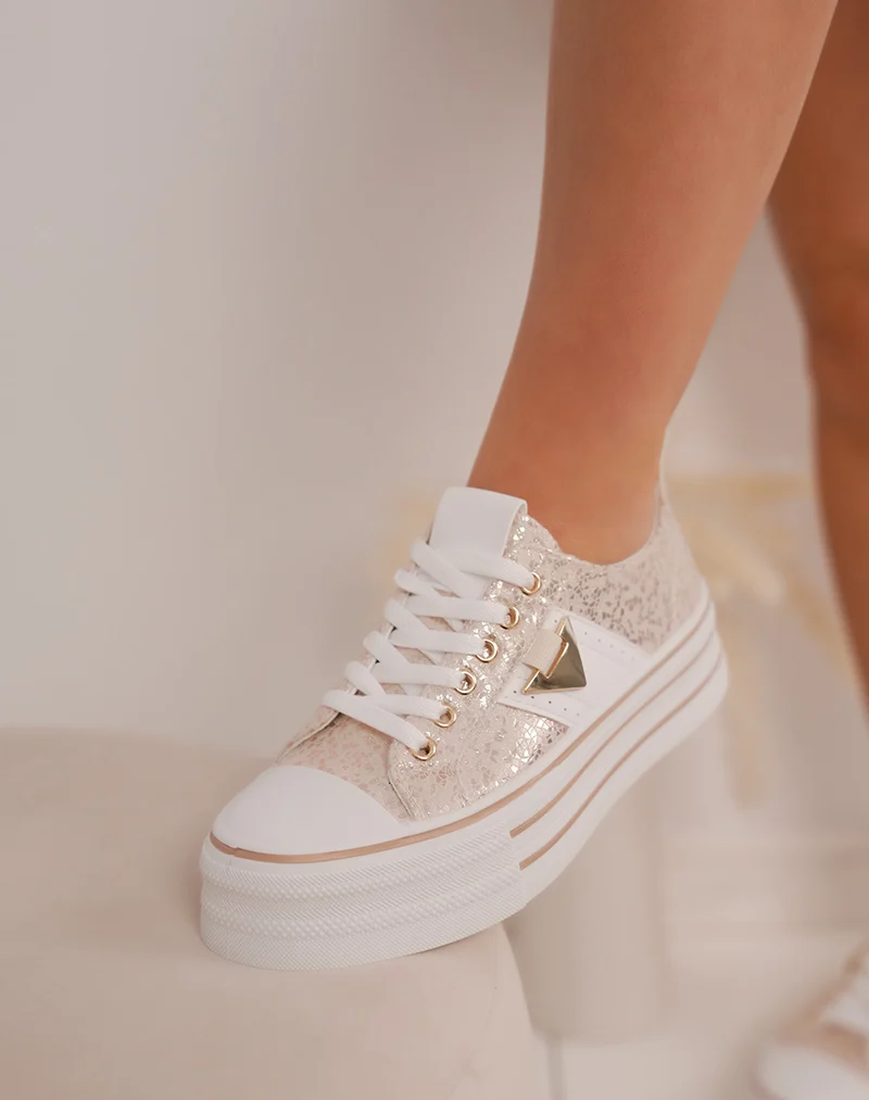 Baskets femme champagne doré tendance avec bijou triangle et plateforme blanche