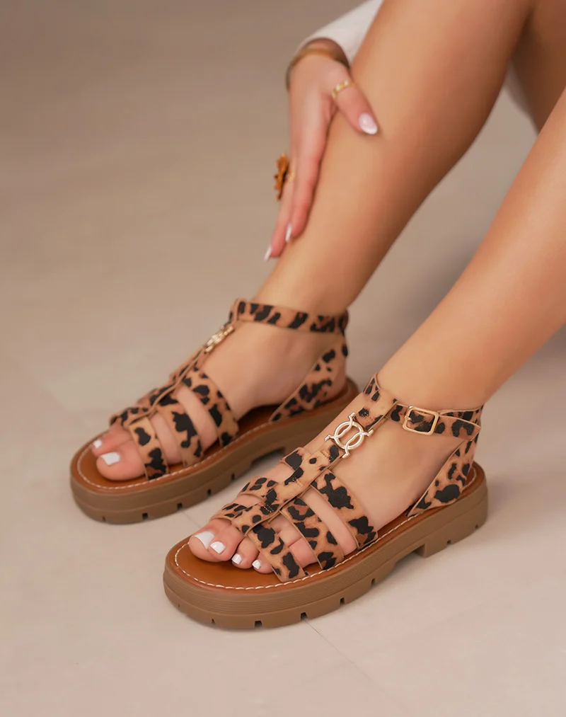 Sandales femme léopard en suédine avec semelle crantée camel et bijou doré