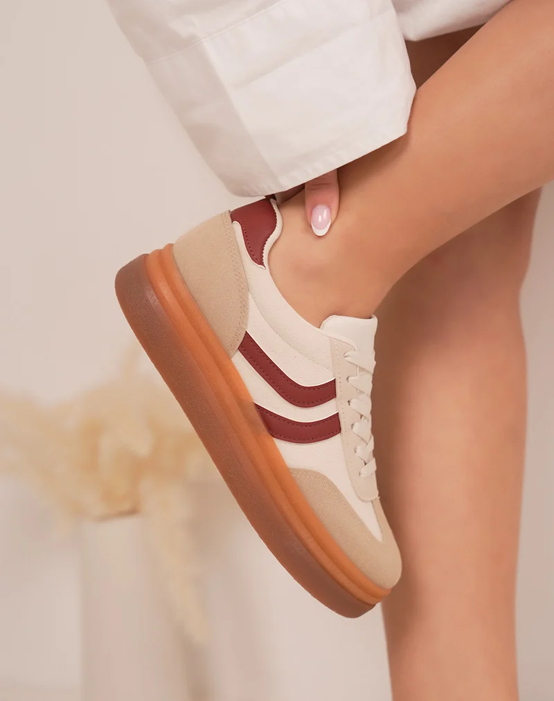 Baskets femme beiges et taupe en suédine avec détails bordeaux tendance et semelle plateforme