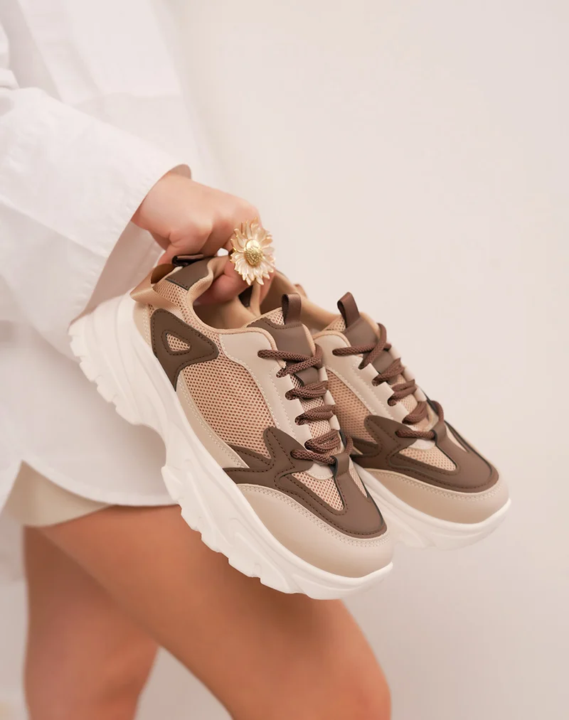 Baskets femme marron à grosse semelle beige et détails taupe – style chunky tendance