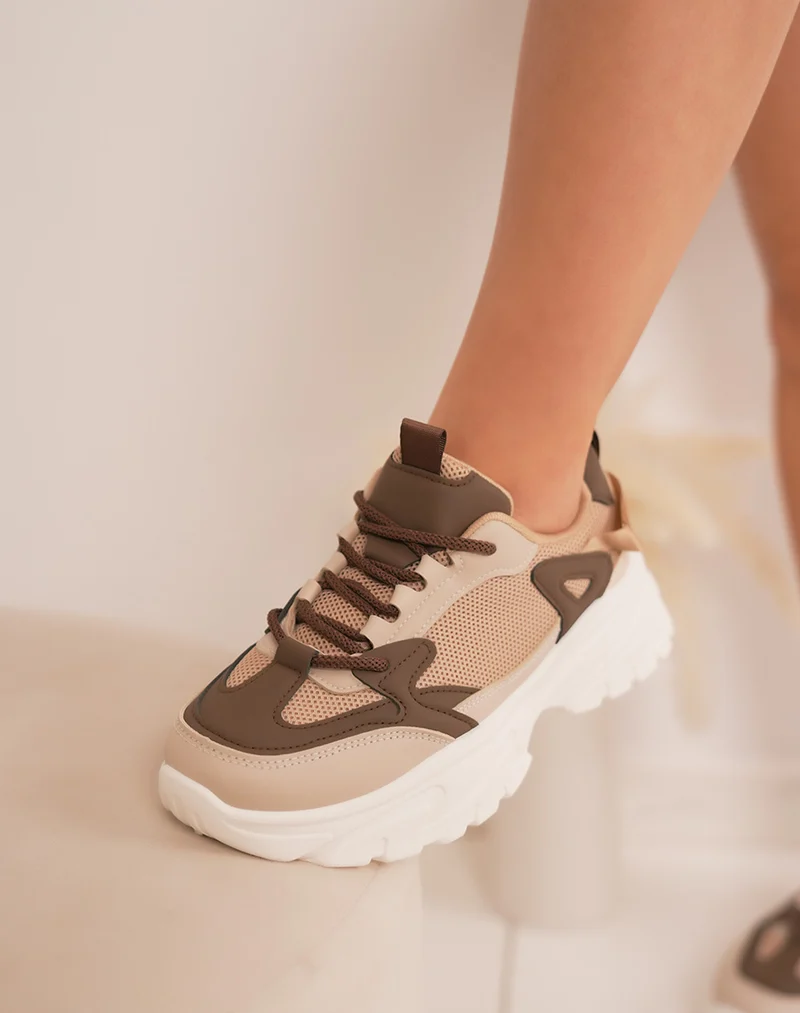 Baskets femme marron à grosse semelle beige et détails taupe – style chunky tendance