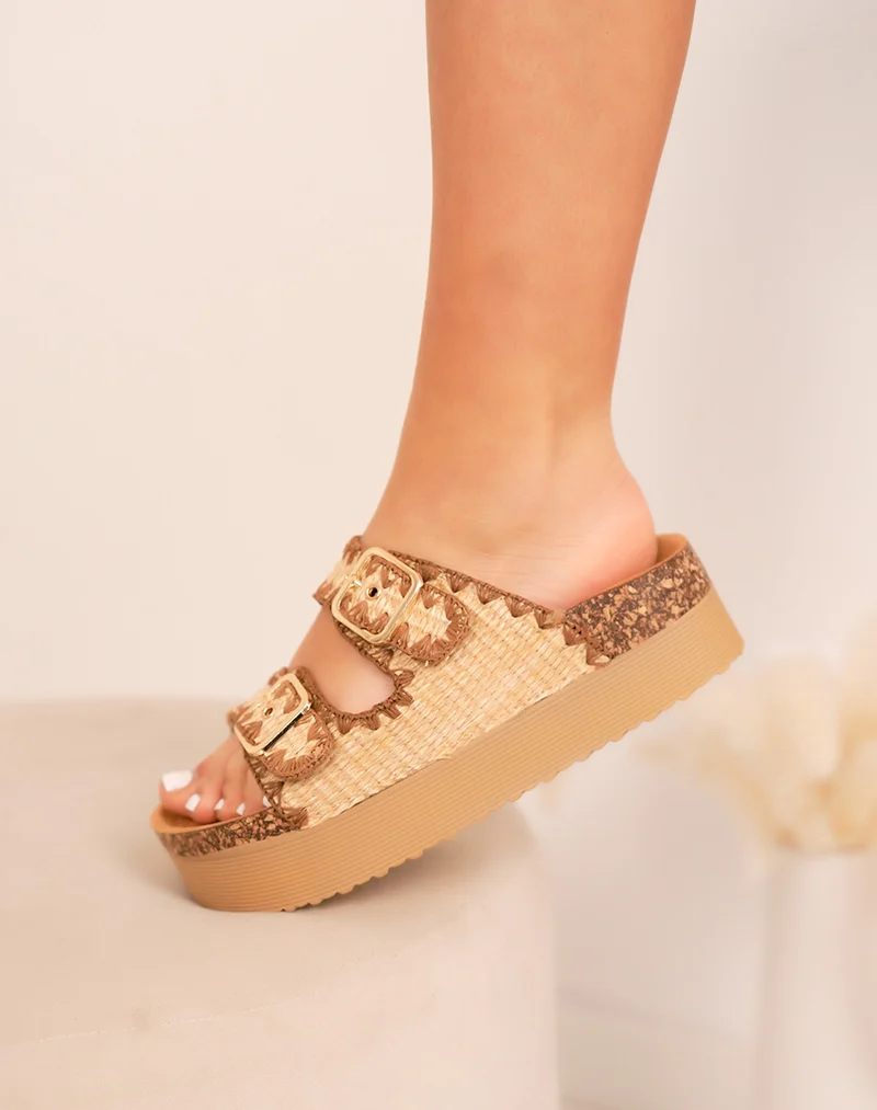 Mules femme effet corde camel à brides tressées et boucles dorées sur plateforme beige
