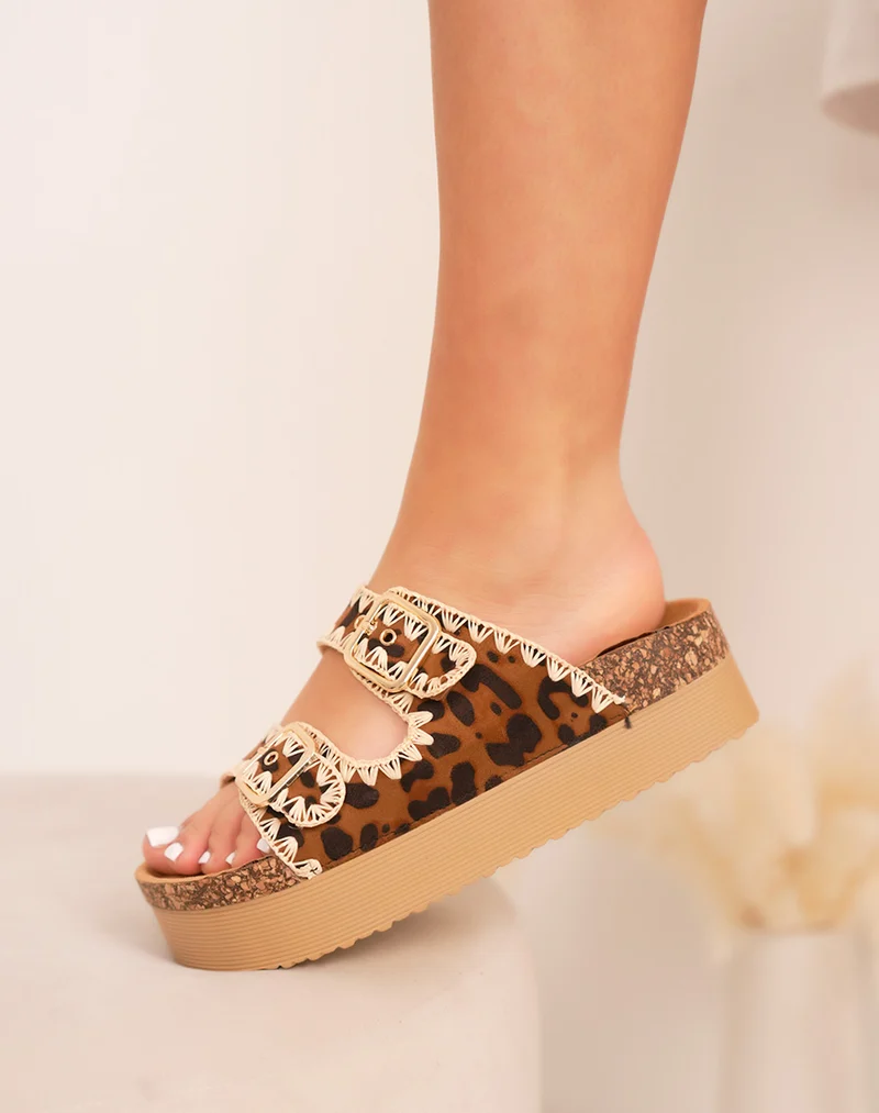 Mules femme léopard à brides tissées avec boucles dorées et semelle plateforme beige