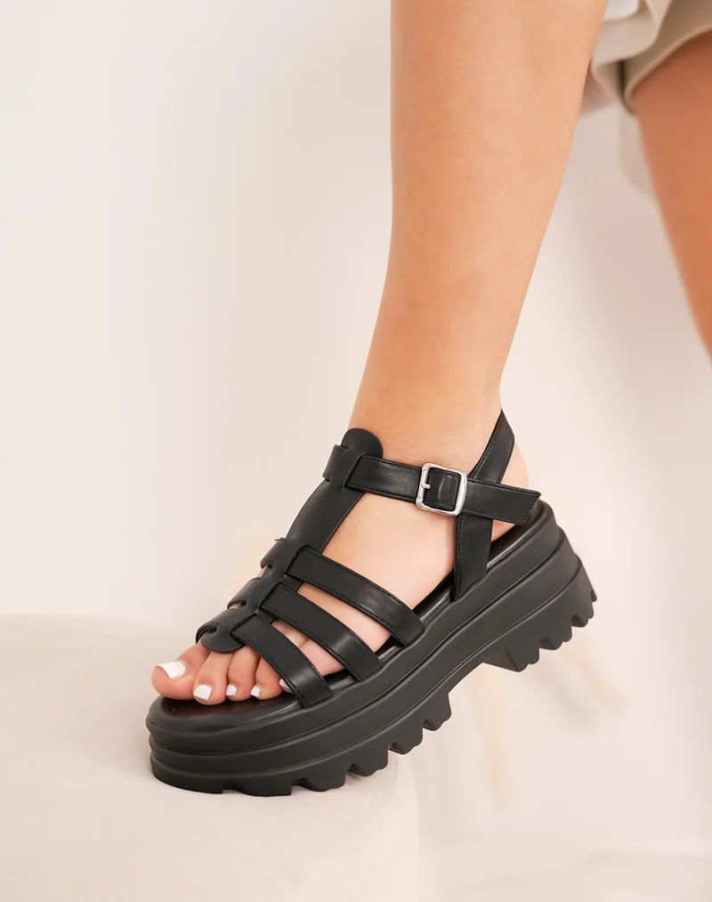 Nu-pieds femme noirs à triple bride tendance avec semelle crantée plateforme