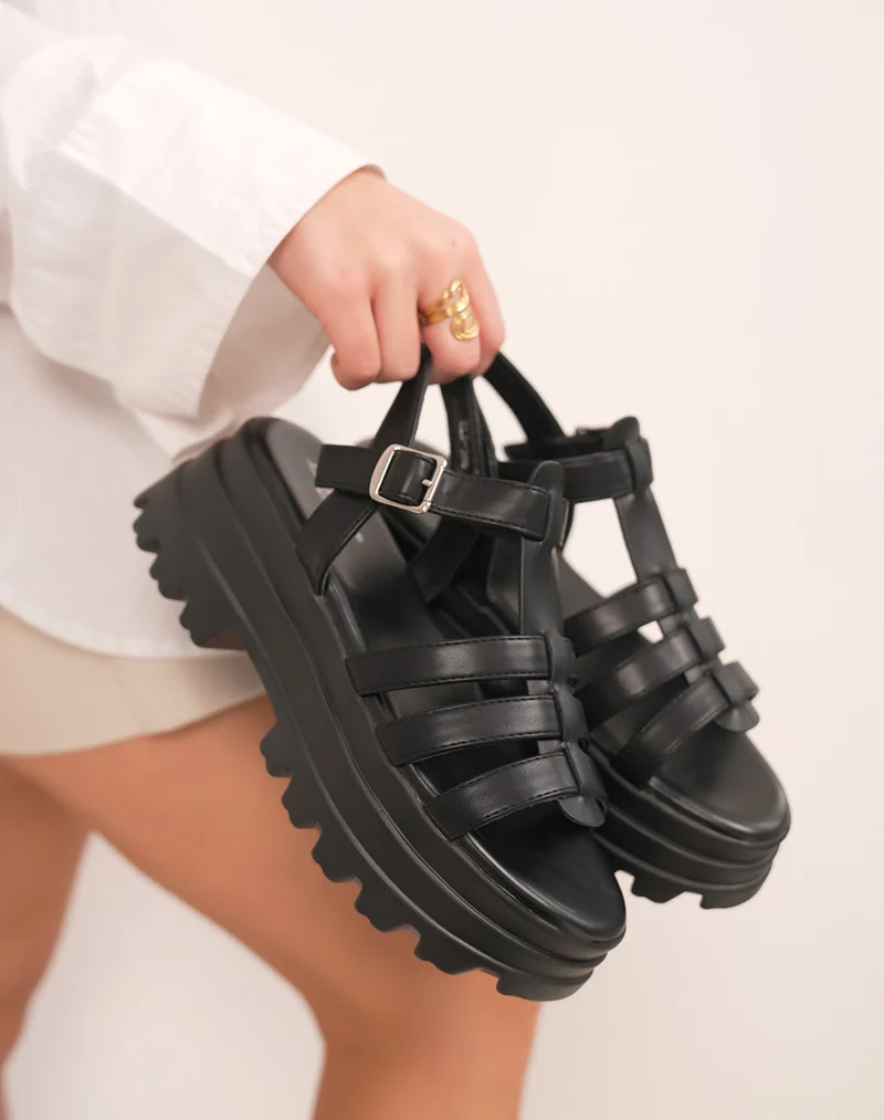 Nu-pieds femme noirs à triple bride tendance avec semelle crantée plateforme