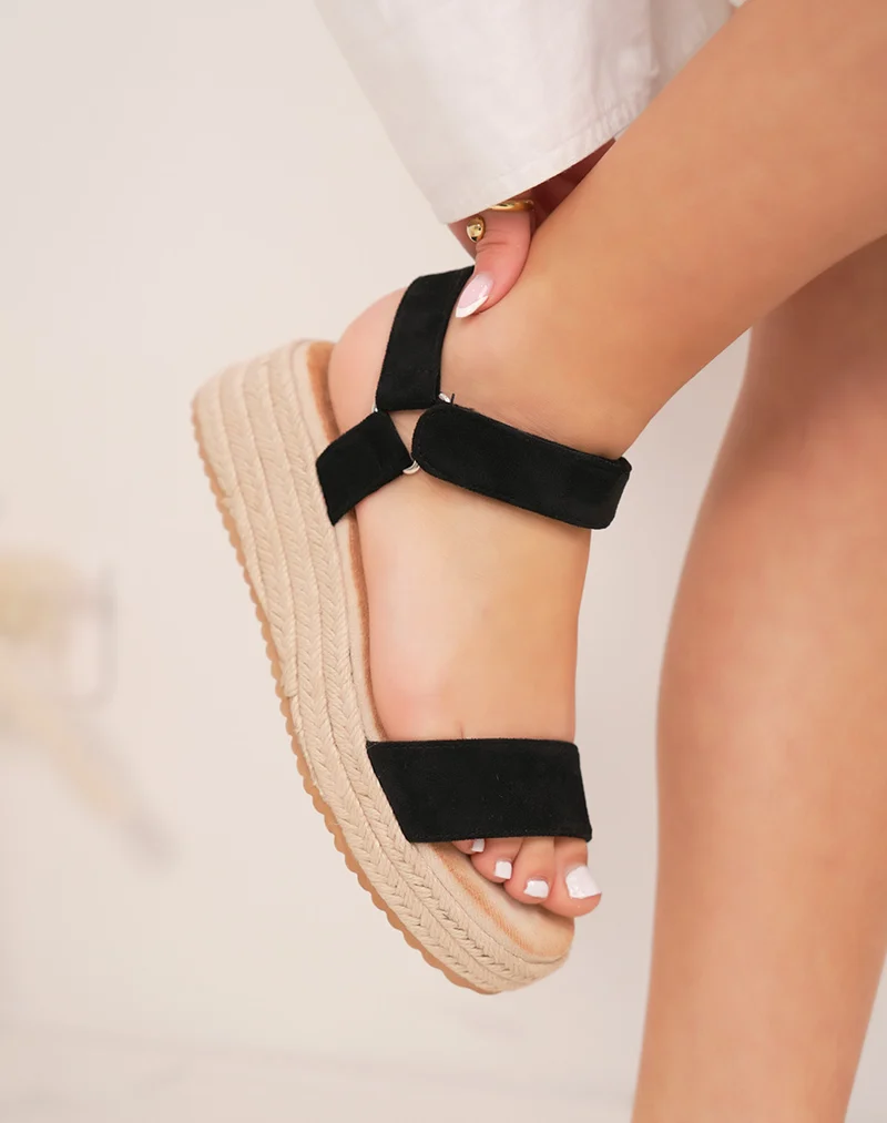 Sandales compensées femme noires tendance en suédine avec semelle tressée