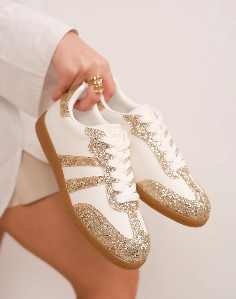 Basket FINDLAY femme blanche à empiècements dorés pailletés et semelle marron