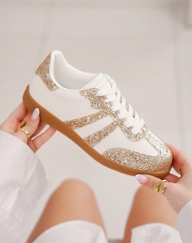 Basket FINDLAY femme blanche à empiècements dorés pailletés et semelle marron