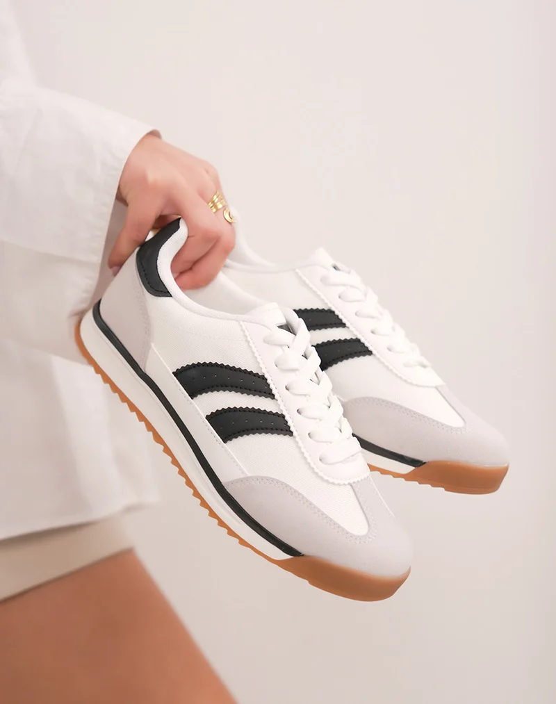 Basket femme blanche tendance avec bandes noires et empiècements contrastés