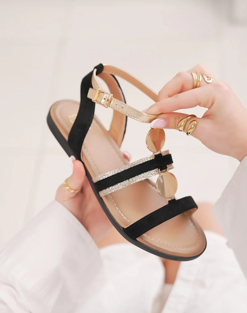 Sandales femme noires élégantes avec détails dorés brillants et sangle ajustable