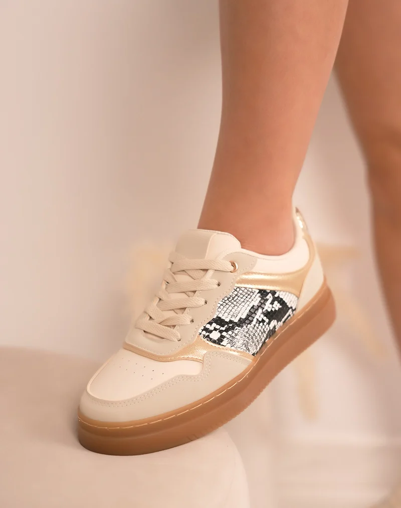 Baskets femme beiges tendance avec détails dorés et effet serpent
