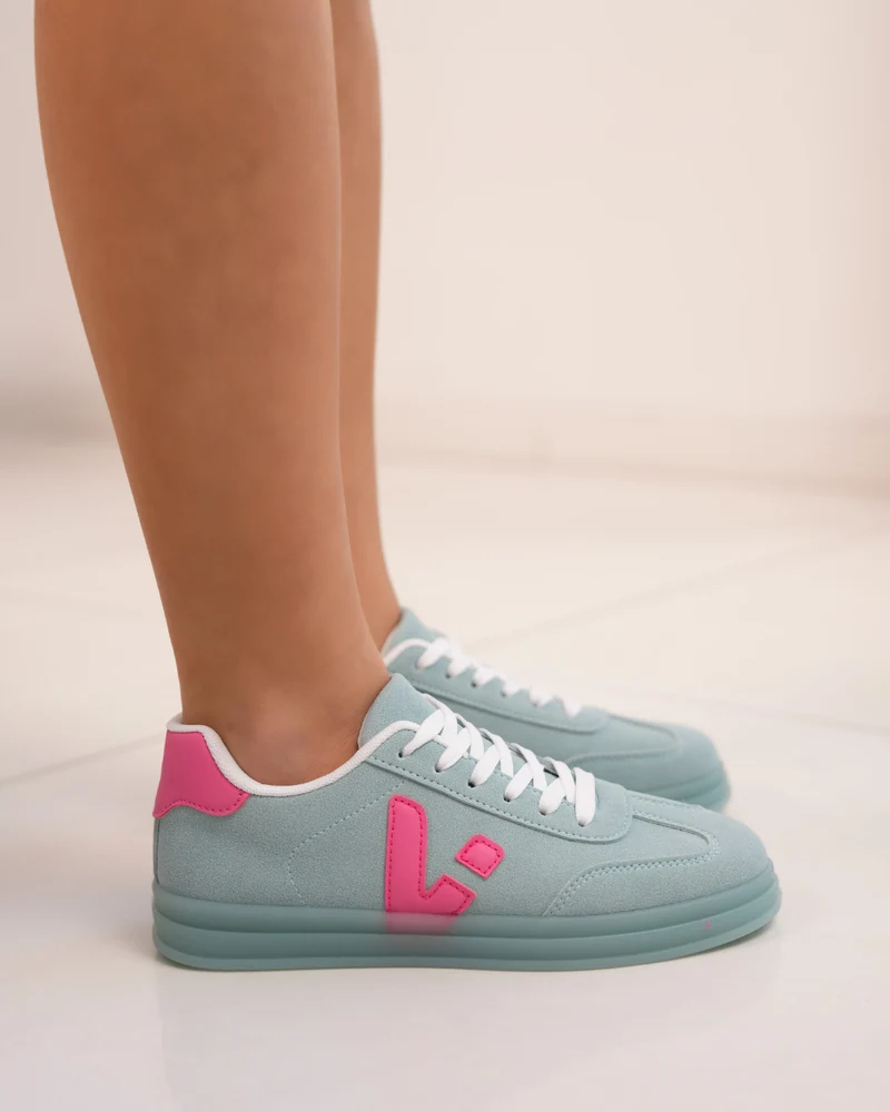 Basket femme bleu turquoise avec détails rose fuchsia et semelle assortie