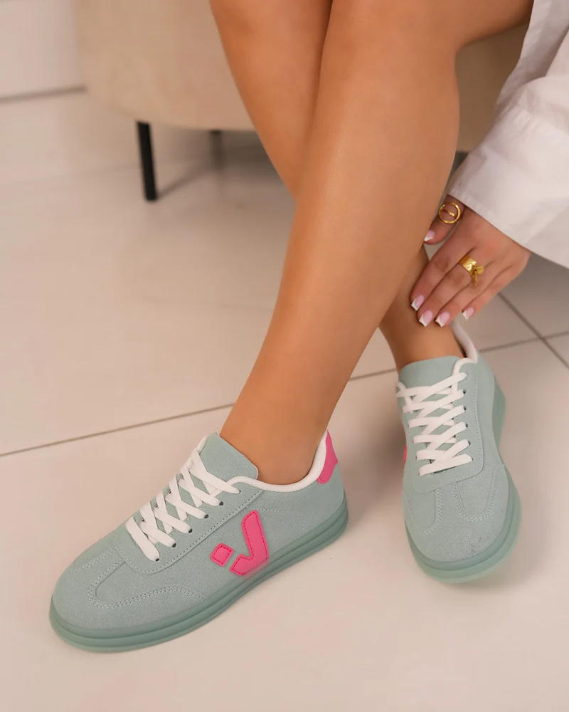 Basket femme bleu turquoise avec détails rose fuchsia et semelle assortie