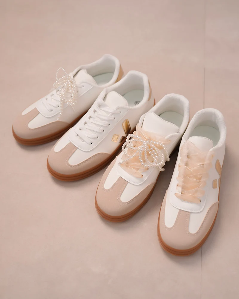Basket femme blanche avec détails dorés et semelle marron