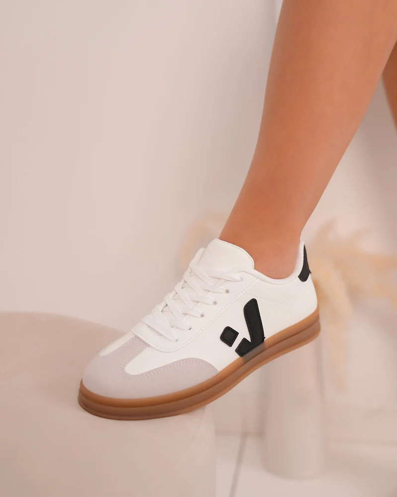 Basket femme blanche avec détails noirs et semelle marron