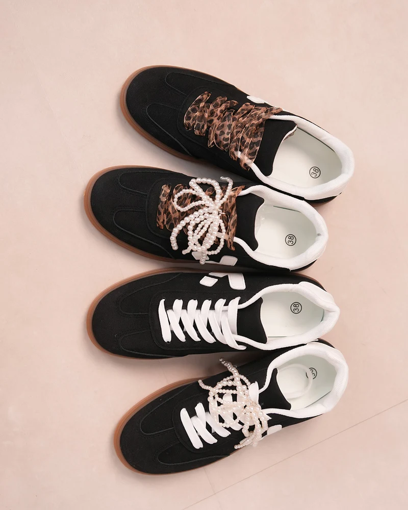 Basket femme noire en suédine avec détails blancs et semelle marron