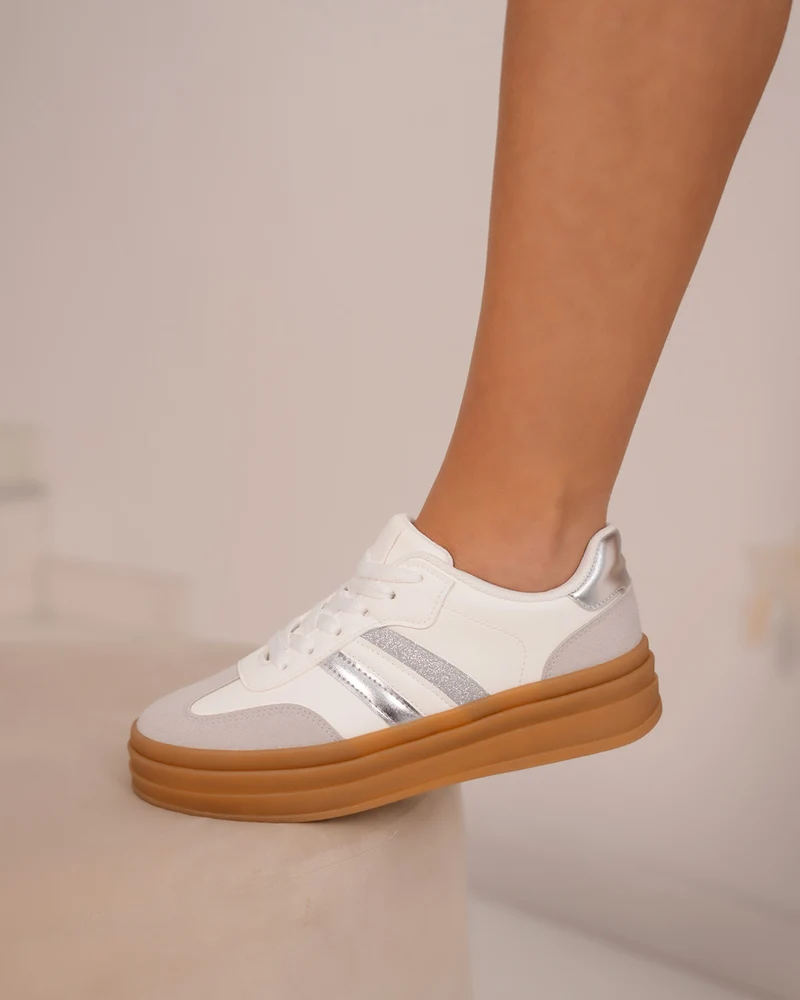 Basket femme blanche avec empiècement gris et détails argentés
