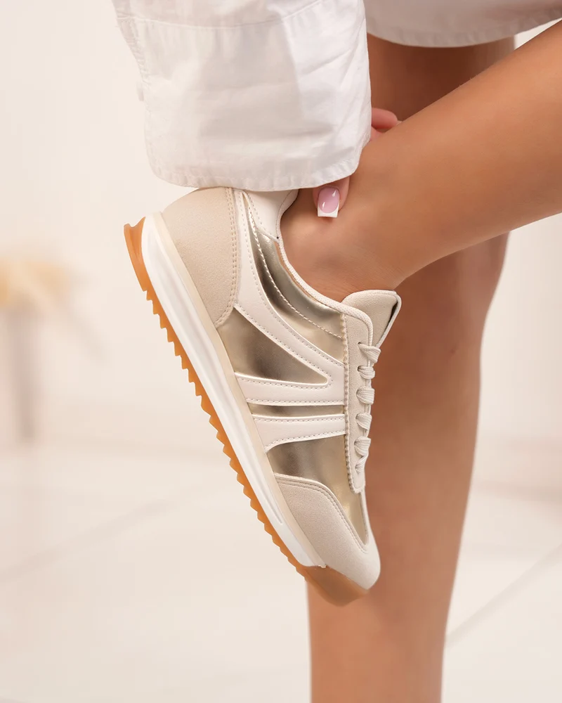 Basket femme beige avec empiècement doré et semelle crantée
