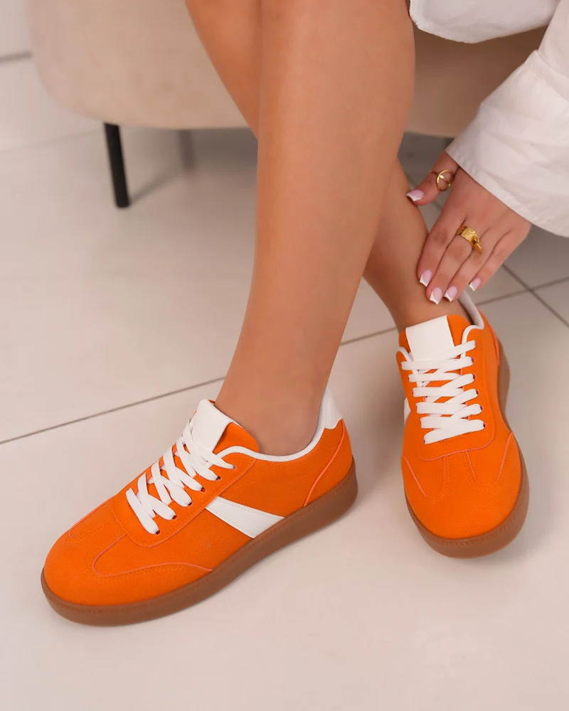 Basket femme en suédine orange avec bande blanche et semelle marron