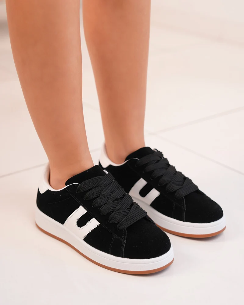Basket femme en suédine noire avec rayures blanches et semelle plate