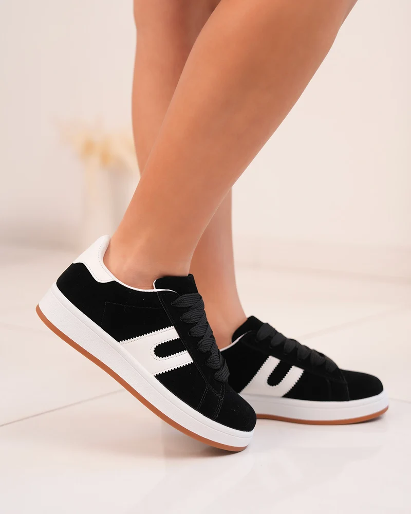 Basket femme en suédine noire avec rayures blanches et semelle plate
