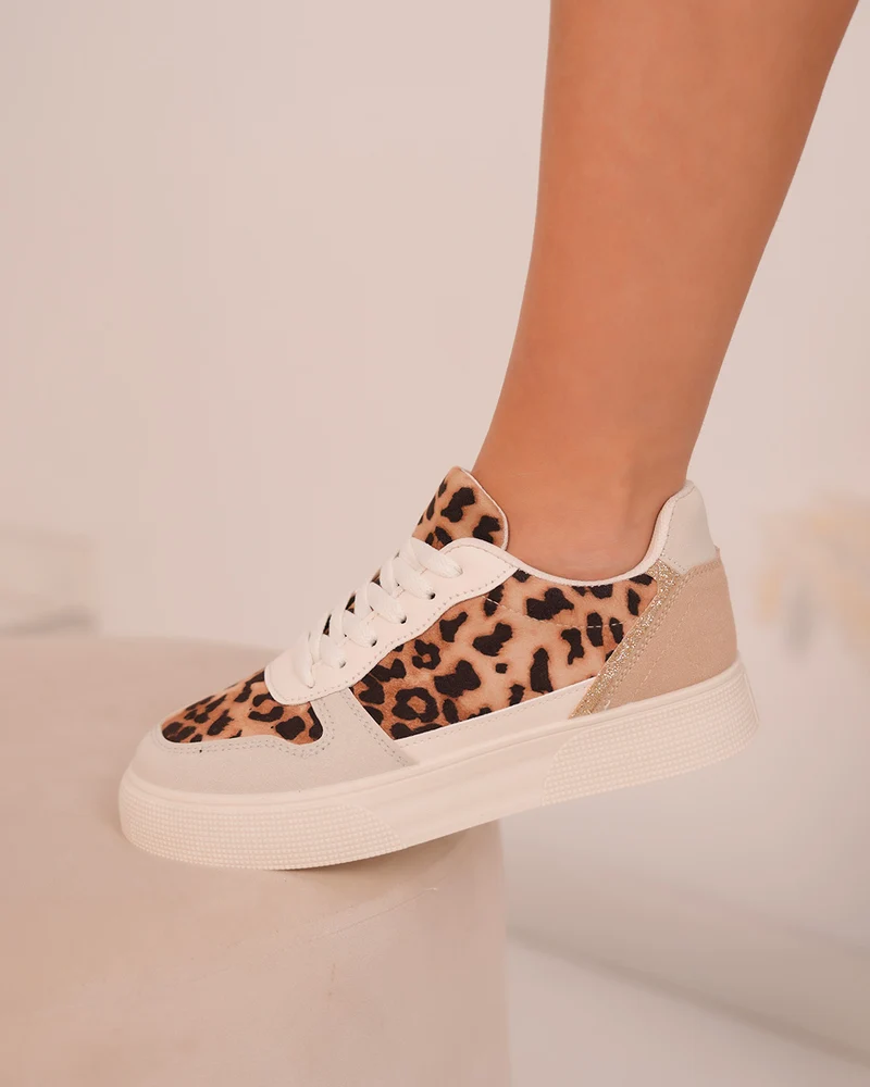 Basket femme beige à imprimé léopard et détails dorés