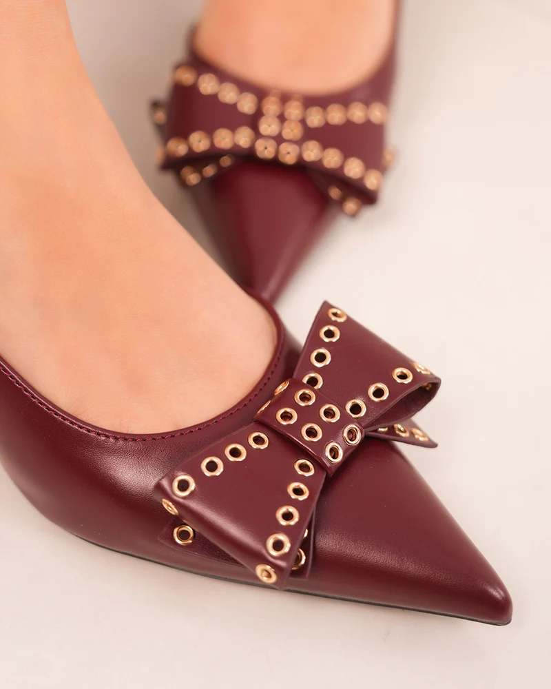 Escarpins femme bordeaux à bout pointu avec nœud et détails dorés