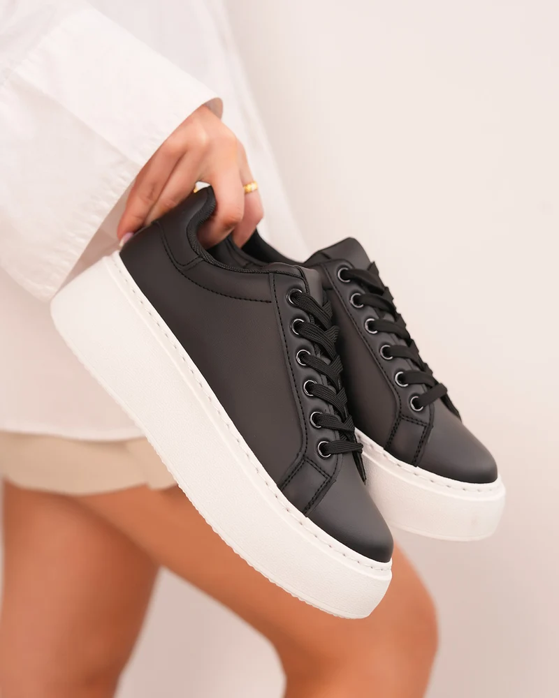 Basket femme noire à semelle blanche