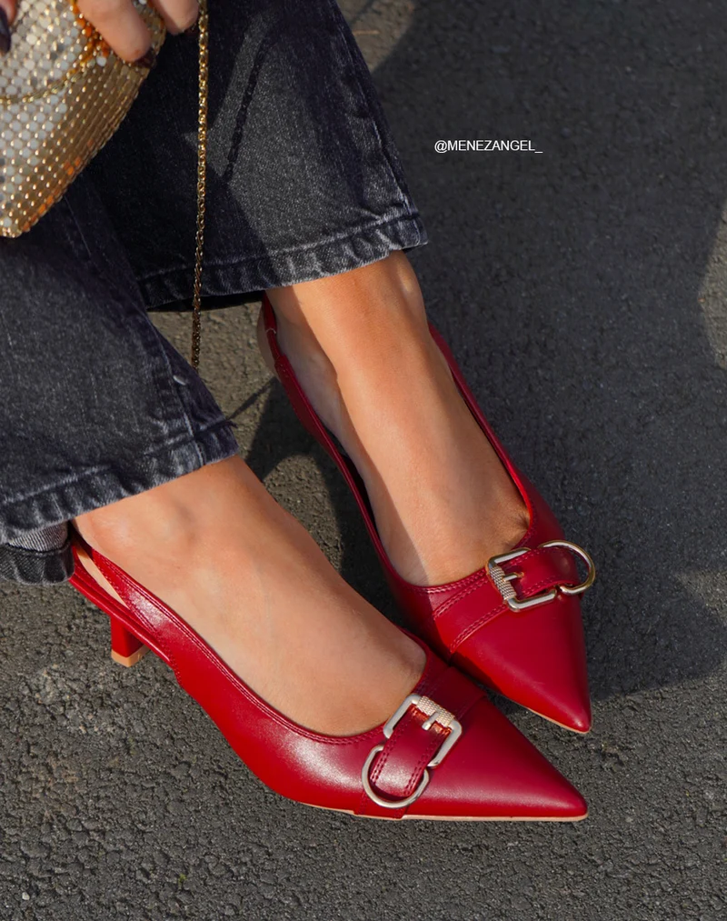 Escarpins femme rouges à bout pointu avec boucle dorée