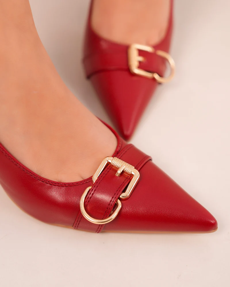 Escarpins femme rouges à bout pointu avec boucle dorée