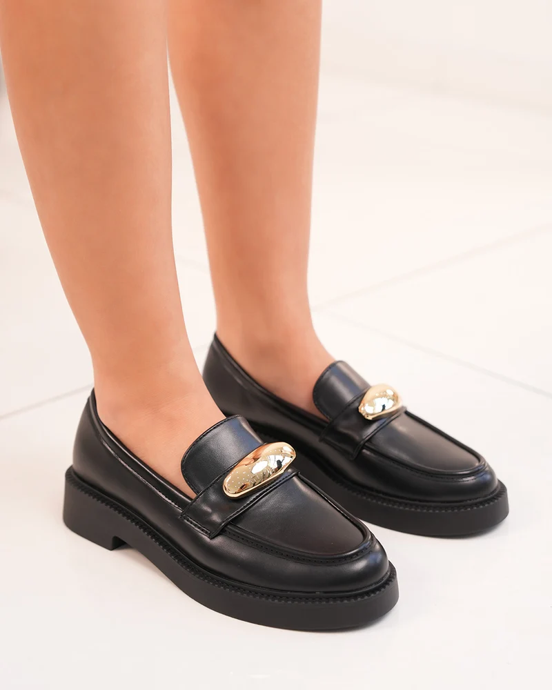 Mocassins femme noirs avec bijou doré et talon léger