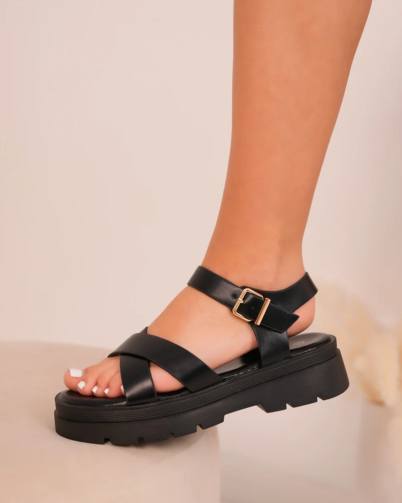 Sandales femme noires en similicuir avec brides croisées et semelle crantée