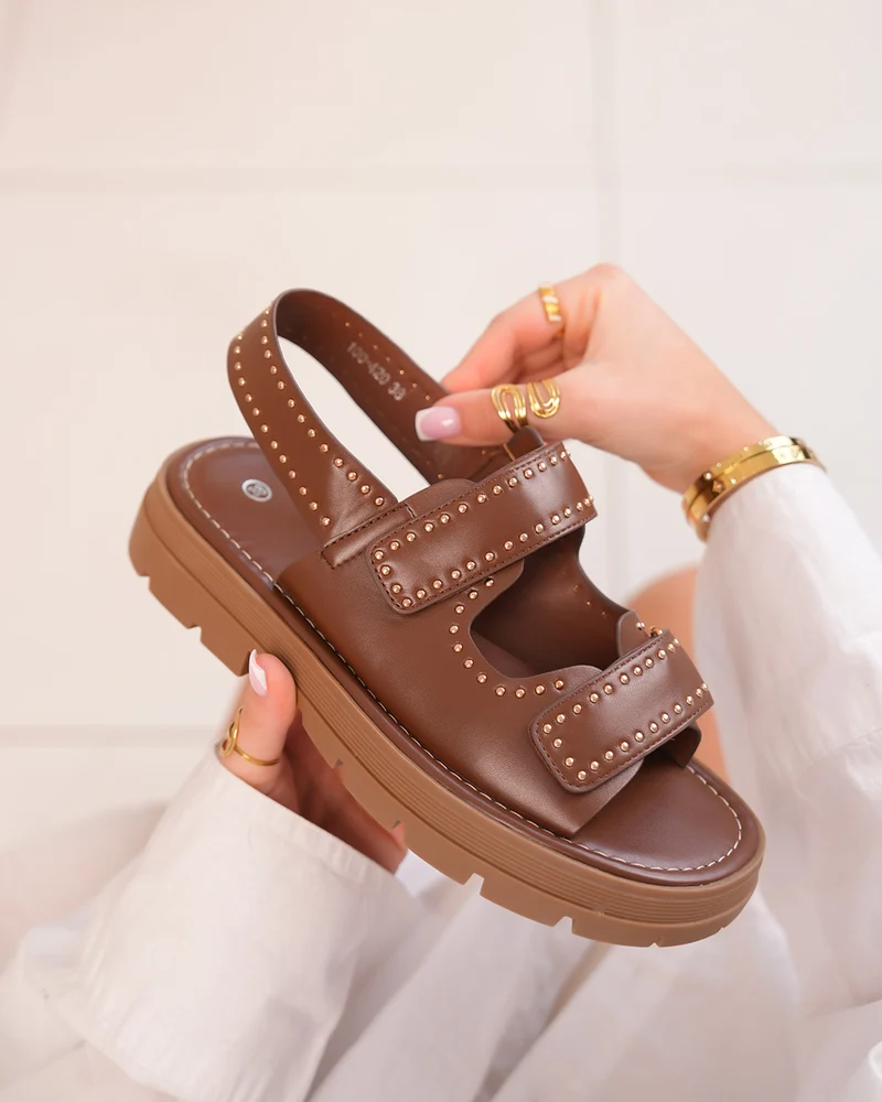 Sandales femme marron en similicuir avec clous dorés et semelle crantée
