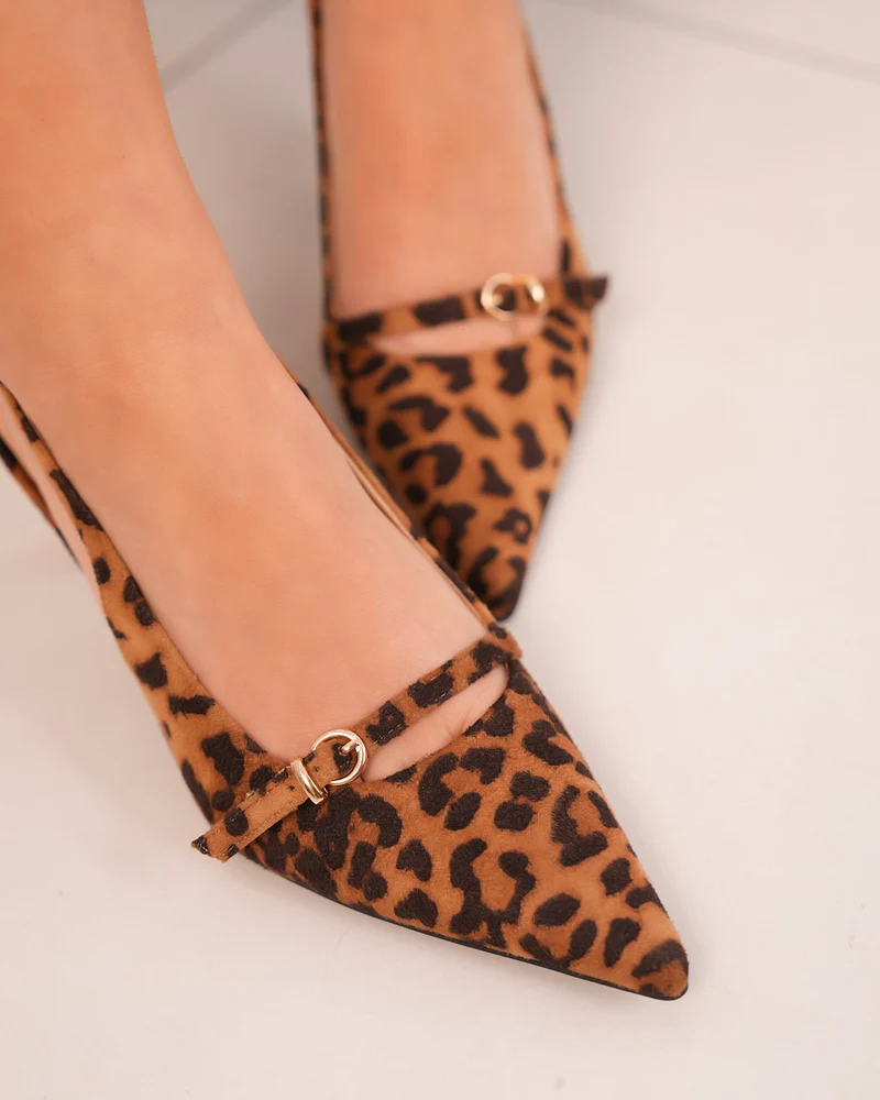 Escarpins femme motif léopard avec bride fine et boucle dorée – Talon 4 cm