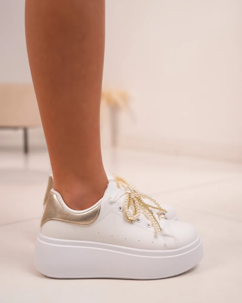 Basket blanche femme avec empiècement doré et lacets ornés de perles
