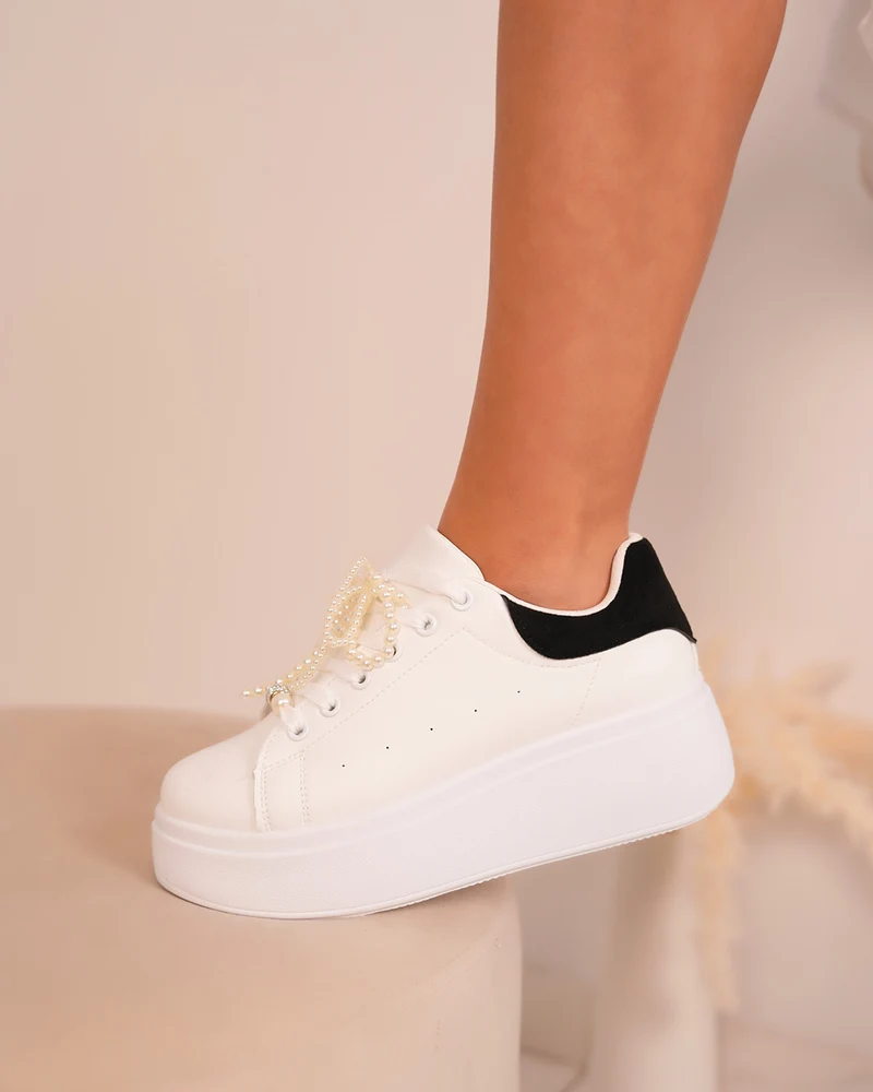Basket blanche femme avec empiècement noir et lacets perles élégants