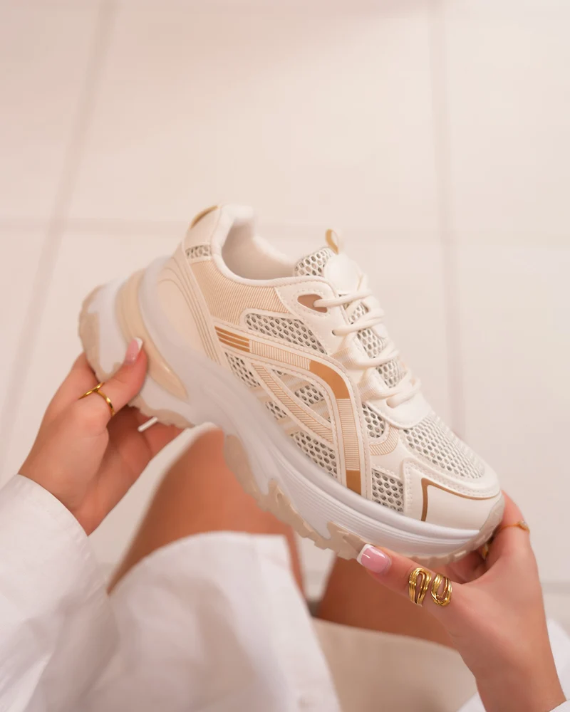 Basket beige et blanche femme avec empiècements en tissu et semelle épaisse
