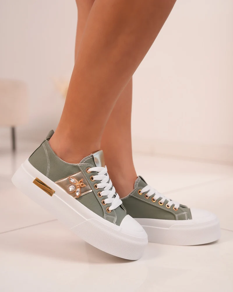 Basket verte pour femme avec détails dorés et bijou libellule scintillant