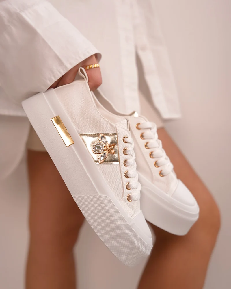 Basket blanche femme avec détails dorés et bijou libellule scintillant